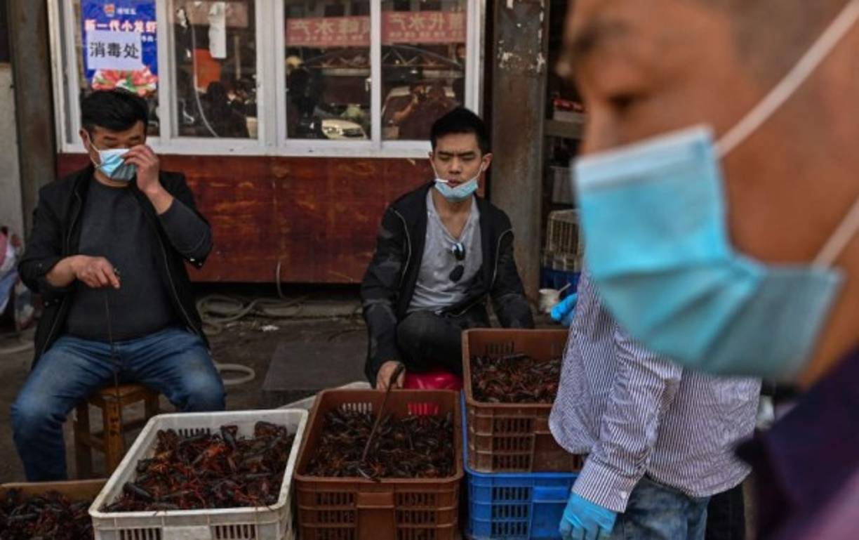 Más del 90% de los puestos del mercado más grande Wuhan, China, han reanudado sus ventas al público tras el fin de la cuarentena por el coronavirus. Aquí es donde se originó la pandemia y así lucen los mercados en la actualidad. Fotos AFP.