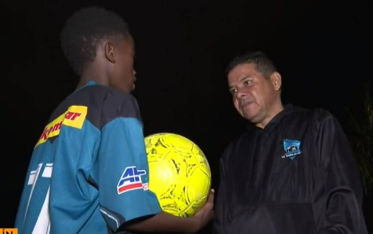 <b>Sebastián juega como delantero y su entrenador asegura que tiene velocidad, picardía, gambeta e inteligencia para jugar fútbol.</b>