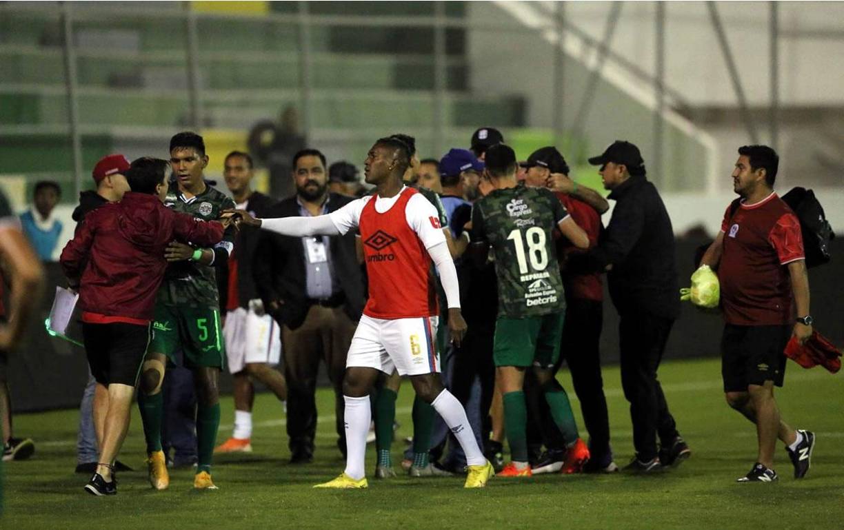 El partido finalizó con una bronca entre Pedro Troglio y el asistente técnico del Marathón, Juan Pablo Rial.