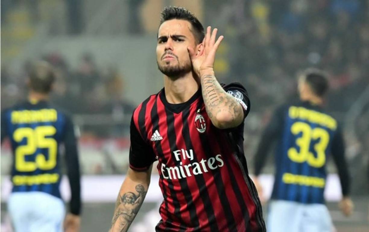 La secretaría técnica del Atlético de Madrid sigue trabajando en la planificación de la próxima temporada. Según informó la Cadena Ser, uno de los objetivos del club colchonero para reforzarse es el atacante español del AC Milan, Suso. Diego Simeone sabe que tiene una plantilla muy corta y necesita alternativas en la zona atacante. La cláusula del jugador es de 38 millones de euros y todavía se desconoce si el club colchonero está dispuesto a abonar dicho montante. Foto AFP