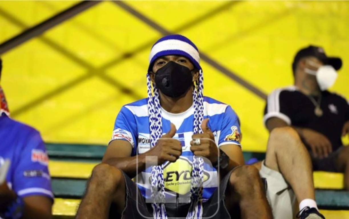 Así lució este hincha del victoria en las gradas del Humberto Micheletti de El Progreso.