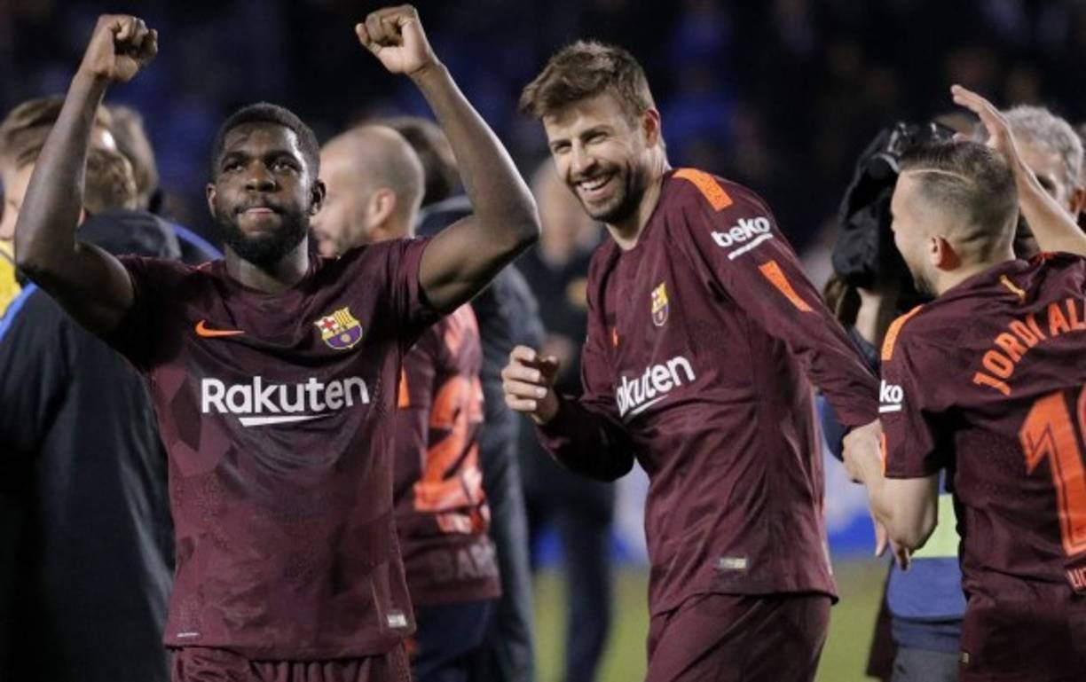 GRAF5742. LA CORUÑA, 29/04/2018.- Los jugadores del FC Barcelona celebran el título tras su victoria ante el Deportivo de Las Coruña, al término del partido de Liga en Primera División disputado esta noche en el estadio de Riazor. EFE/Lavandeira jr