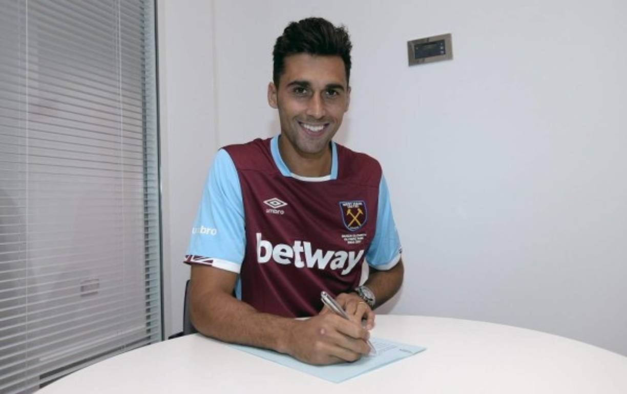 El defensor español Abeloa firmó por el West Ham de la Premier League de Inglaterra, llega del Real Madrid.