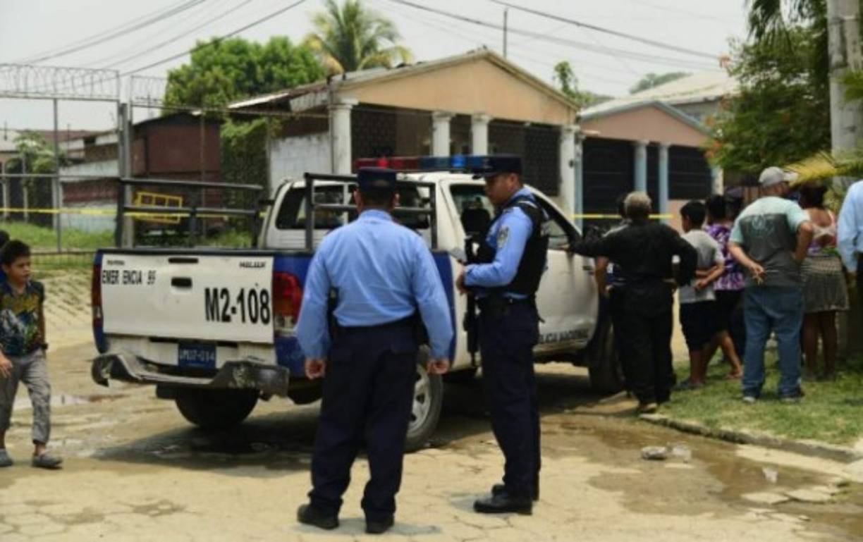 Uno de los muertos ha sido identificado solamente como Miguel, quien residía en el lugar donde se registró todo, mientras que un segundo sería un guardia de seguridad, conocido como Jimmy Omar Gonzales Menjívar.