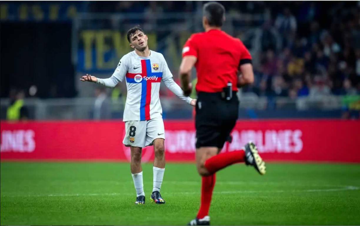El árbitro esloveno Slavko Vincic corre a ver el VAR, ante los reclamos de Pedri.