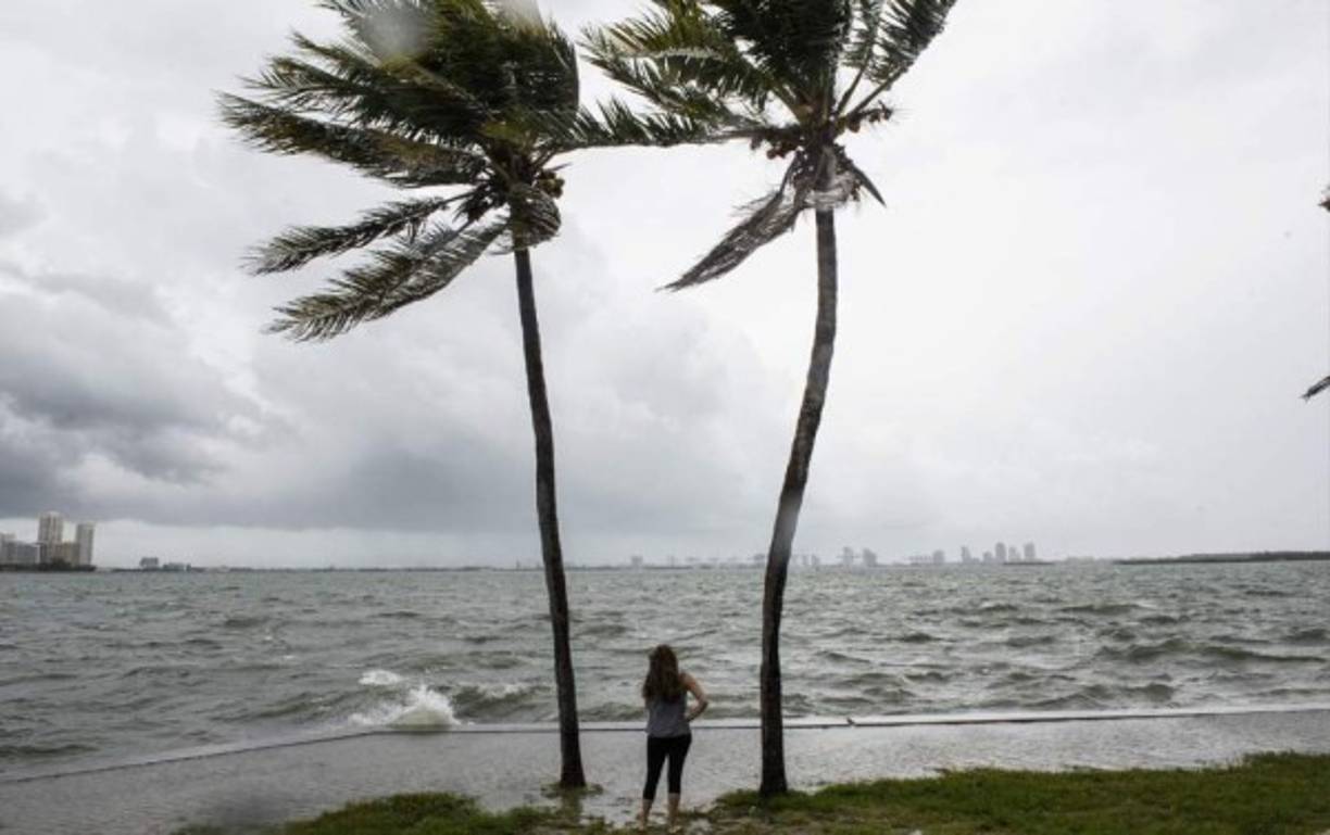 Aún en la tarde, varios hondureños paseaban por la playa para evidenciar las primeras señales de la llegada de Irma.