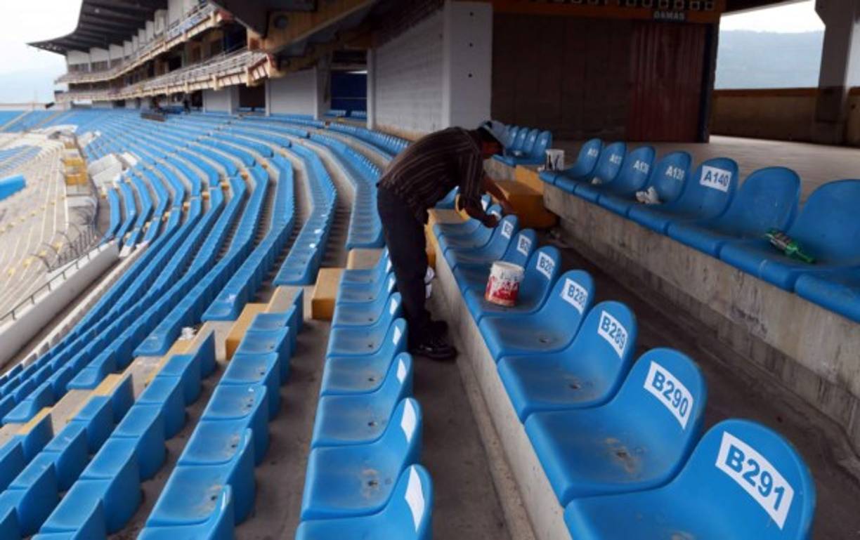 Los trabajos pintura siguen a la orden del día. Las sillas, por ejemplo, ahora están perfectamente enumeradas, a la espera de los aficionados que llegarán en la doble jornada para apoyar a la Bicolor.