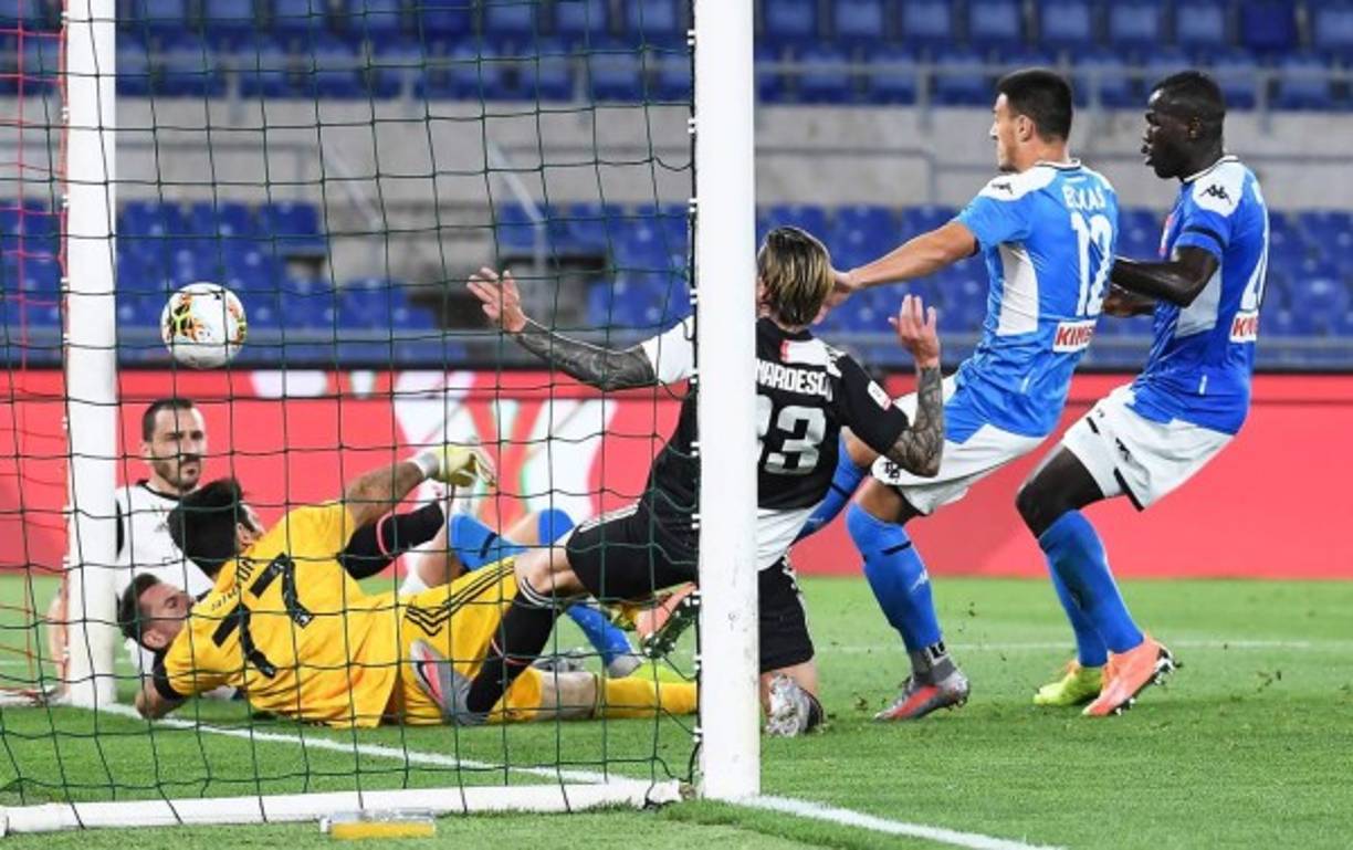 Gianluigi Buffon salvó a la Juventus en más de una ocasión en los 90 minutos de la final de la Copa Italia.