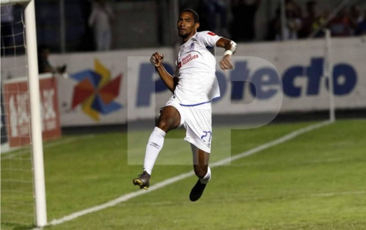 Jerry Bengtson abrió el camino del triunfo del Olimpia y así lo celebró.