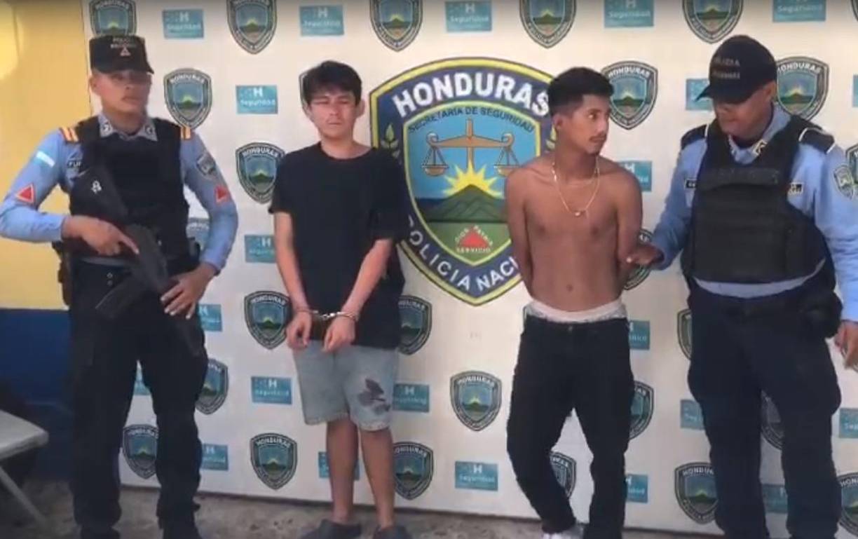 Edgardo Antonio Fúnez Pérez (derecha) es mecánico y originario de Roatán, Islas de la Bahía. reside en el barrio Medina. Oscar Mauricio Mejia Zavala no portaba documentos personales.