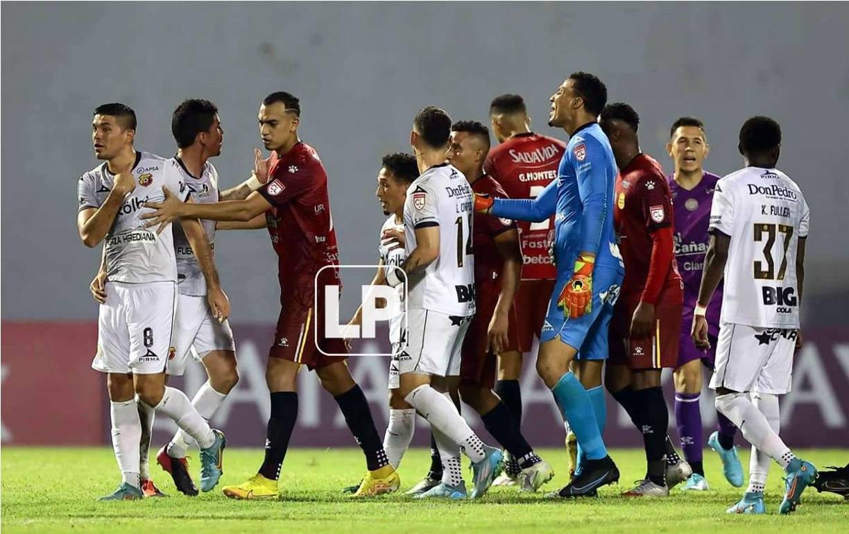 Tuvieron que separar a los dos jugadores para evitar que el relajo pasara a más.