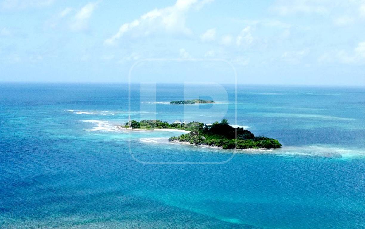 Vista de Cayo Hunting, en primer plano, y de último, Lima Caye. En esa dirección, el horizonte es tierra firme de Honduras. La parte más cercana es Omoa, Cortés. 