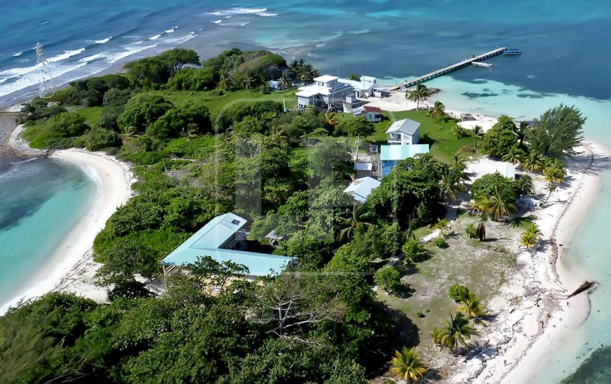 El Cayo Hunting o Cayo Policía es el corazón administrativo de los Zapotillos. En él hay personal de Belice, incluidos militares, todos los días del año. Ninguno de los cayos tiene montañas y carecen de fuentes de agua potable. Los soldados se abastecen de pozos o del agua que captan de la lluvia.