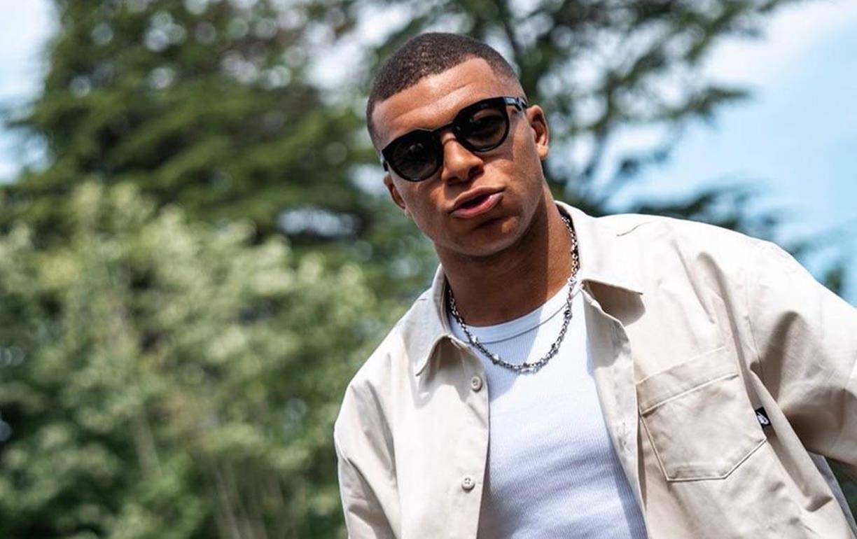 PSG ha tomado la decisión de no seguir contando con Mbappé y en las últimas horas se reveló la increíble oferta que recibió por el atacante francés. Inclusive, se informa que el club parisino dio luz verde para el traspaso.