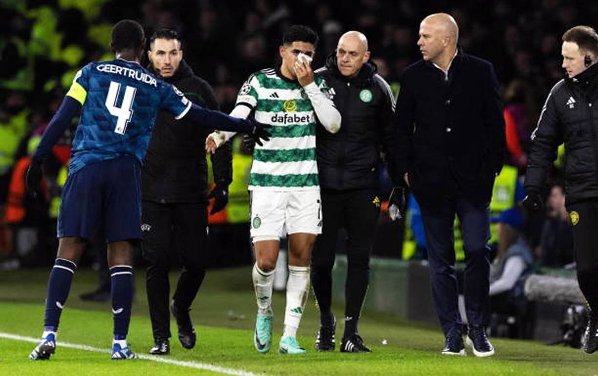 Lutsharel Geertruida, capitán del Feyenoord, le pidió disculpas a Luis Palma por el codazo que le dio.