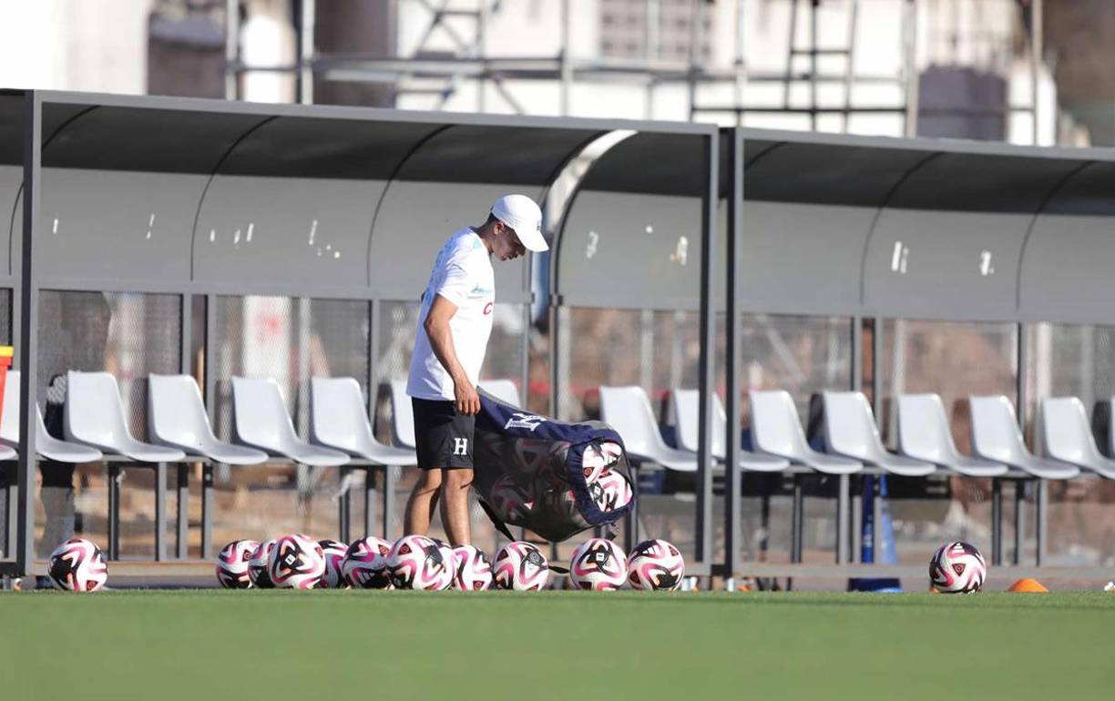 Este miércoles por la tarde llegó la utilería para el entrenamiento nocturno de la Bicolor, programado alrededor de las 6:00 pm.
