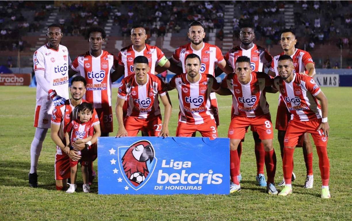 El 11 titular del Vida posando antes de enfrentar al Victoria en el Clásico Ceibeño.
