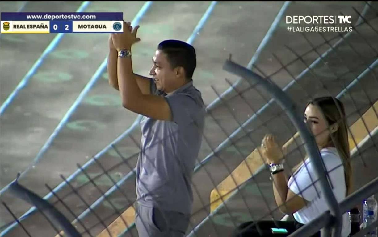 Emilio Izaguirre y su esposa Virginia Varela celebraron los goles del Motagua en el Clásico ante Real España en el Olímpico.