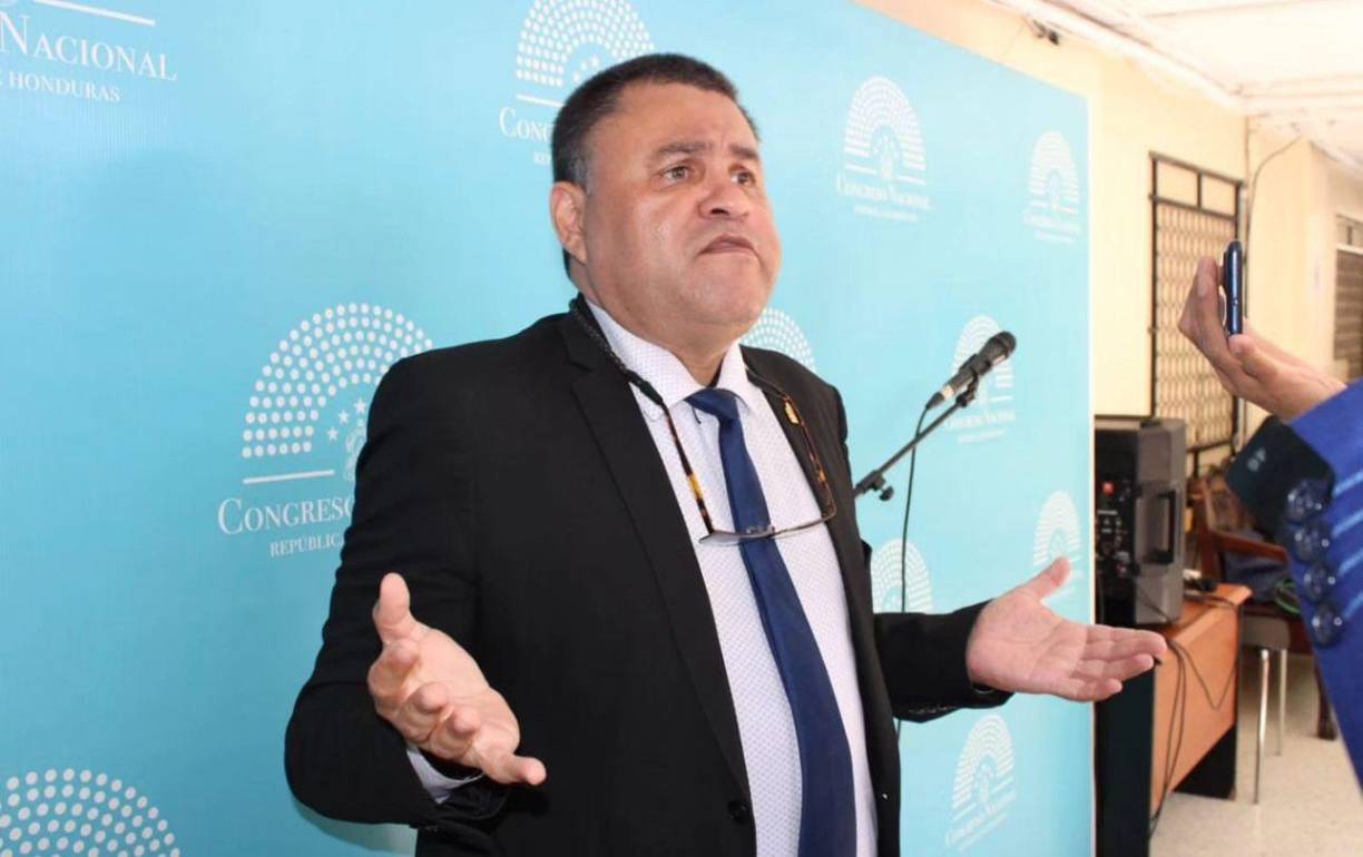 ”Los hondureños somos pen..jos, eso está aprobado en la ley electoral y nadie dijo nada, al hondureño le pasan cosas por pen..jos”, aseveró.