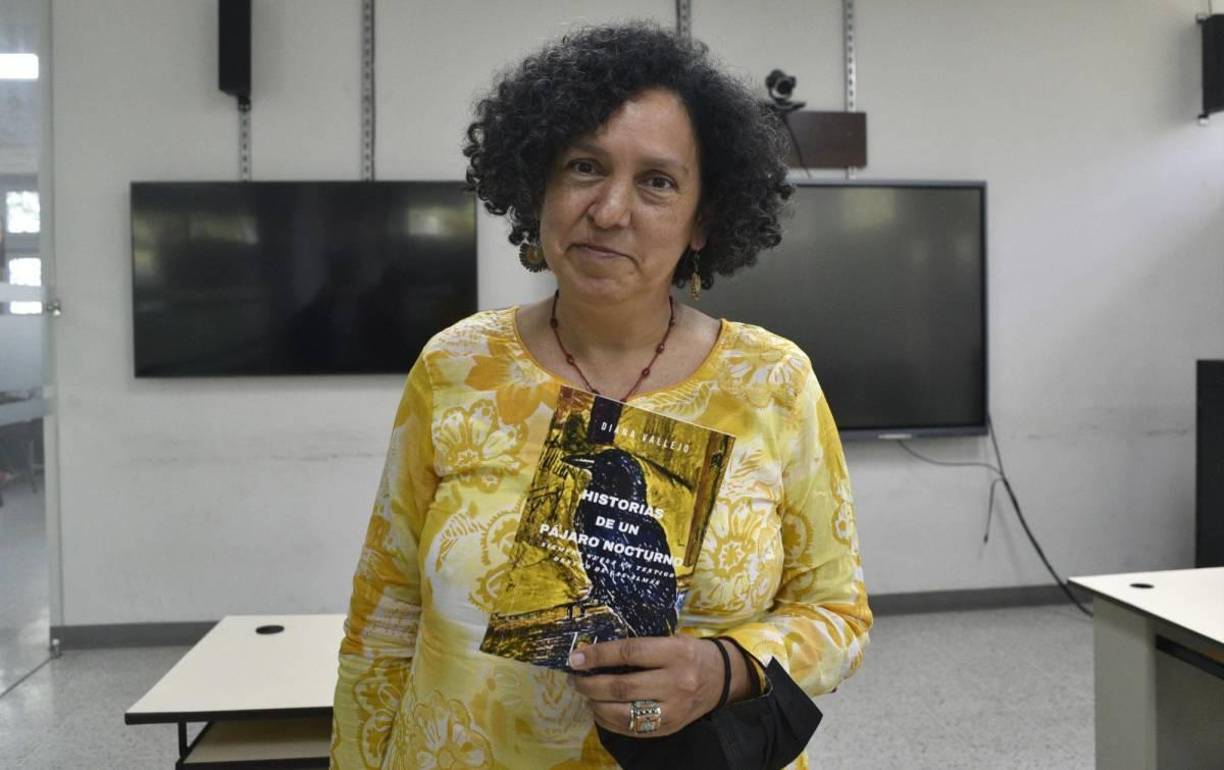 Diana Vallejo -Escritora, poeta y fotógrafa hondureña. Cuenta con una extensa hoja de vida, aparece en varias antologías nacionales e internacionales, entre ellas la revista digital alemana Lyrikline, y en la revista Lantern, de Canadá. Ganadora del primer lugar en el Premio Iberoamericano de Poesía por la Academia de Minas Gerais en Brasil. Entre sus publicaciones destacan: “Poemas de bolsillo, 200 libros artesanales”, editado en Suecia, 2015; Y en su reciente historial “Historias de un pájaro nocturno” (cuentos, 2022) y “Ácido Amor” (poesía, 2023).