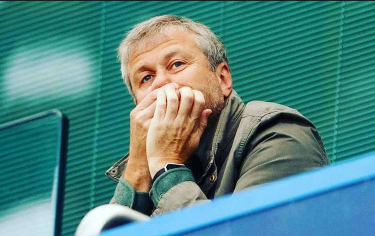 El ruso se ha visto envuelto en la polémica durante los últimos días ya que algunas versiones de medios como The Times aseguran que Abramovich podría enfrentarse a una sanción por parte del gobierno británico tras la invasión de Rusia a Ucrania, como es congelar sus activos financieros, lo que implicaría directamente en una posible quiebra para el Chelsea al que prestó 1.500 millones de libras.