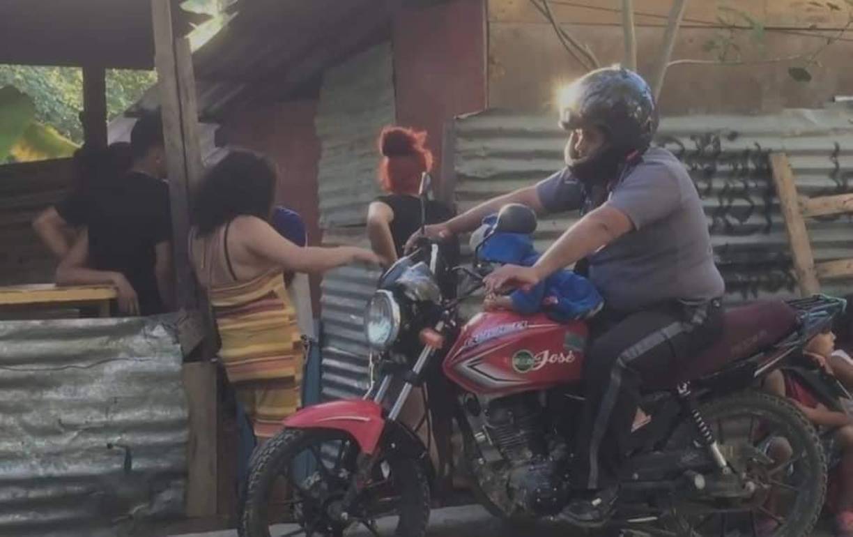 Las autoridades de los bomberos han informado que en la mayoría de las viviendas que están en los bordos las conexiones son sin ninguna regularidad, por lo que al ocurrir los restablecimientos del servicio energético el fluido es más fuerte: suponen que la menor recibió una descarga fuerte.