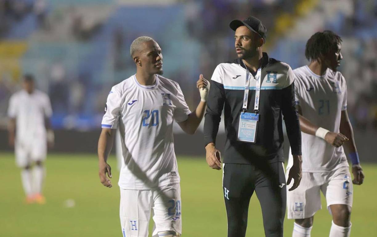 Edrick Menjívar acompañó a sus compañeros y estuvo charlando con Deybi Flores tras el final del partido.