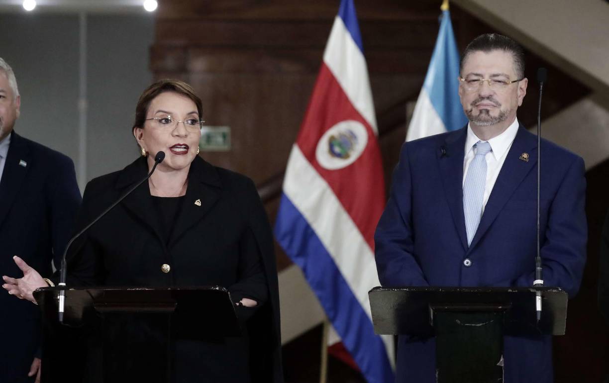 AME5531. SAN JOSÉ (COSTA RICA), 20/06/2024.- La presidenta de Honduras Xiomara Castro (i) habla junto al presidente de Costa Rica, Rodrigo Chaves, durante una reunión sostenida este jueves en San José (Costa Rica). El presidente de Costa Rica, Rodrigo Chaves, y su colega de Honduras, Xiomara Castro, acordaron este jueves trabajar por la "reactivación" del Sistema de Integración Centroamericana (SICA) y participar en una cumbre presidencial al respecto. EFE/Jeffrey Arguedas 