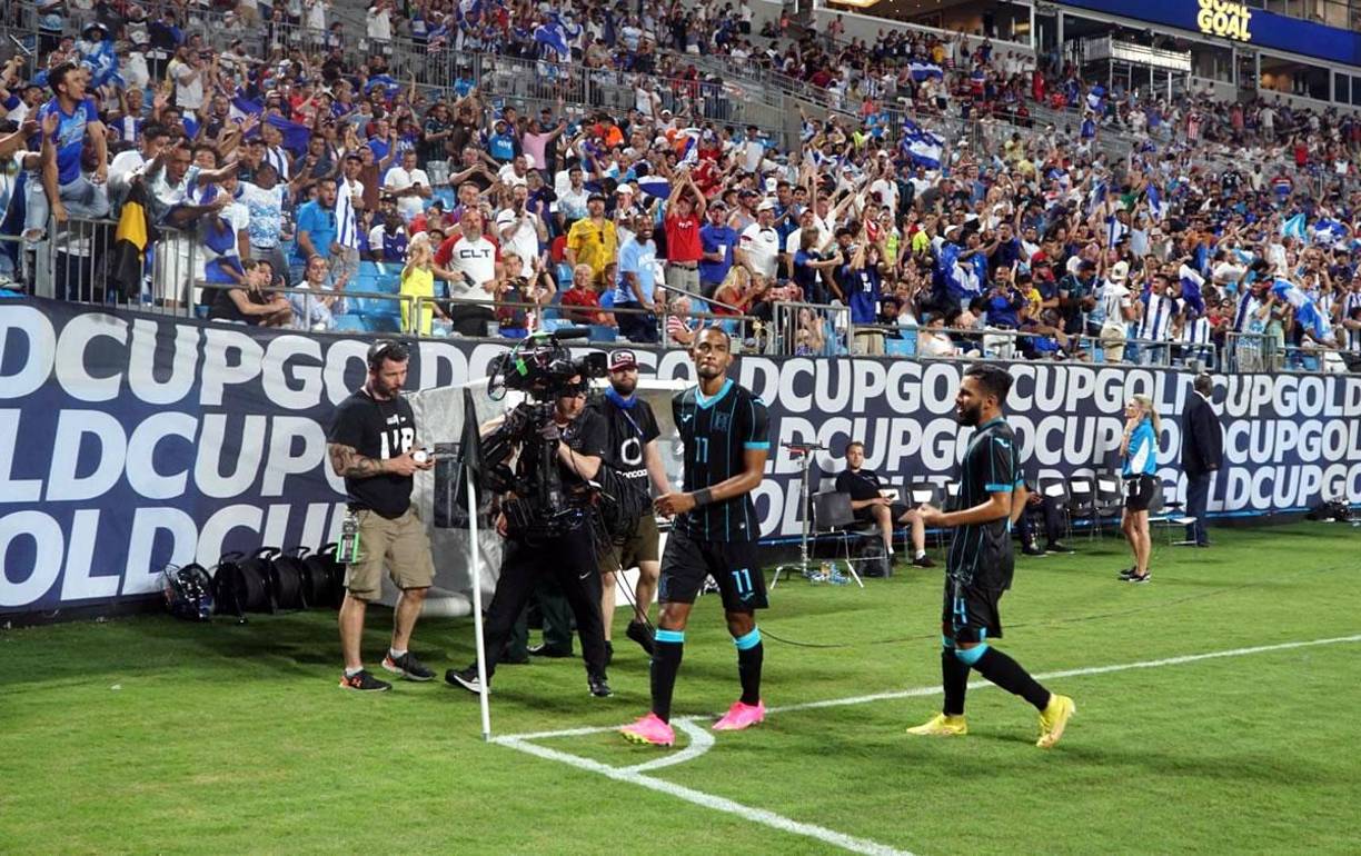 Jerry Bengtson celebrando su gol y al fondo los aficionados hondureños festejando.