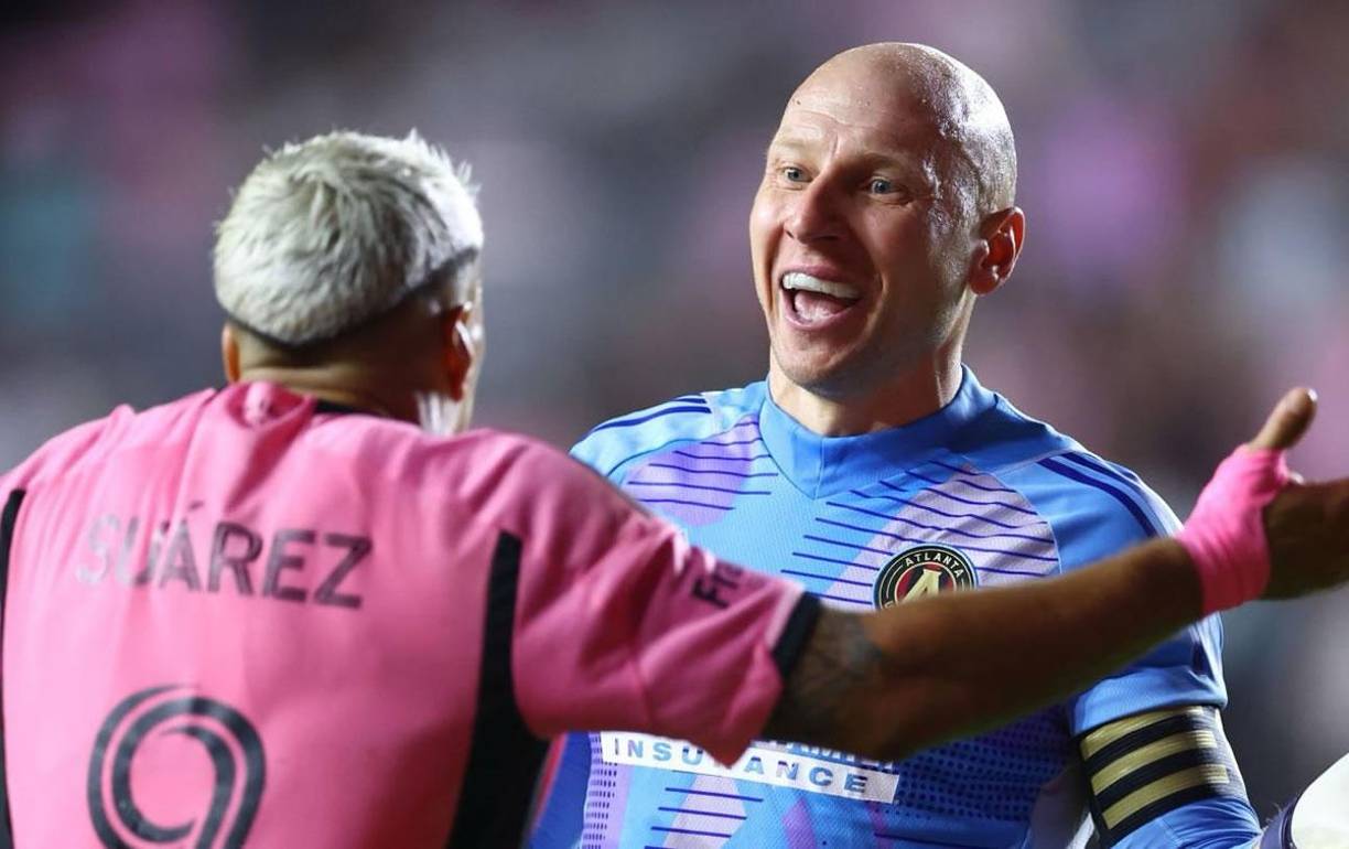 Brad Guzan sonríe ante Luis Suárez, quien se dejó caer en el área para intentar engañar al árbitro buscando un penal, pero no pitó nada. 