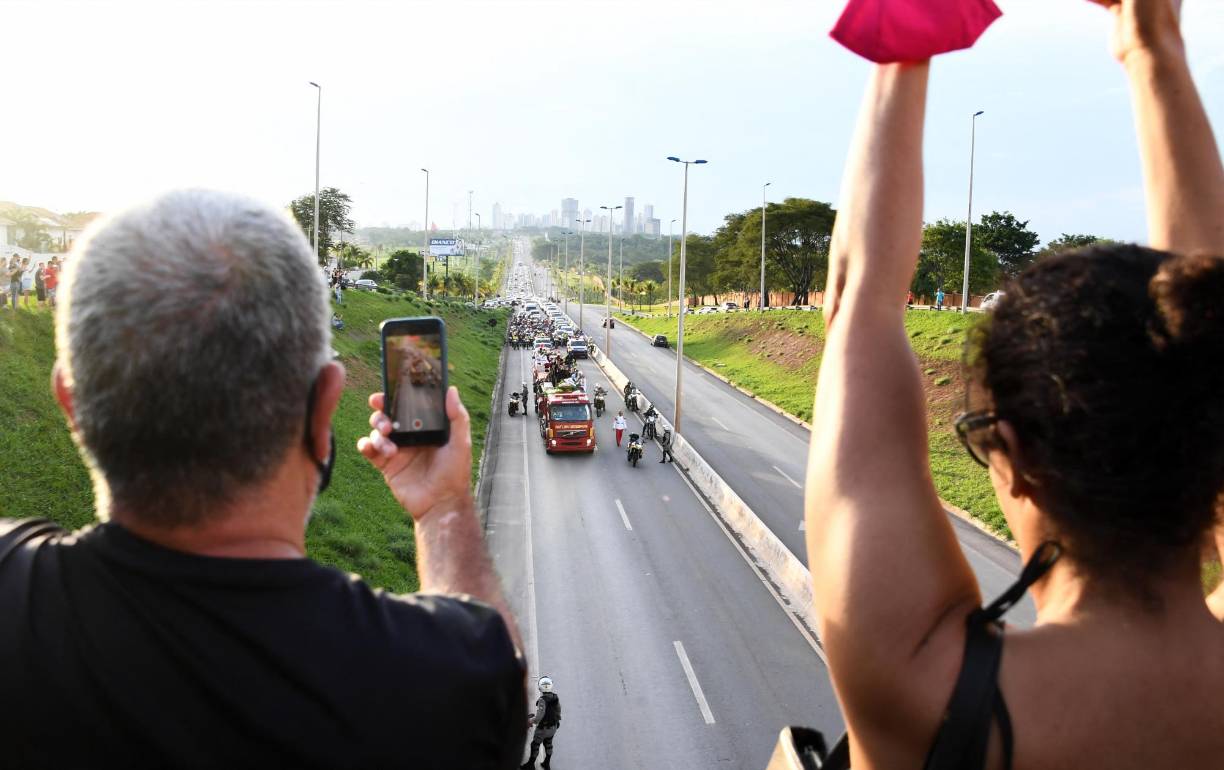 “Fue una tremenda pérdida. Es un golpe tal que no tengo palabras para describirlo”, declaró el estudiante de 16 años Gustavo Lacerda, antes de entonar una de las canciones de Mendonça, “Eu Sei de Cor” (Me lo sé de memoria).