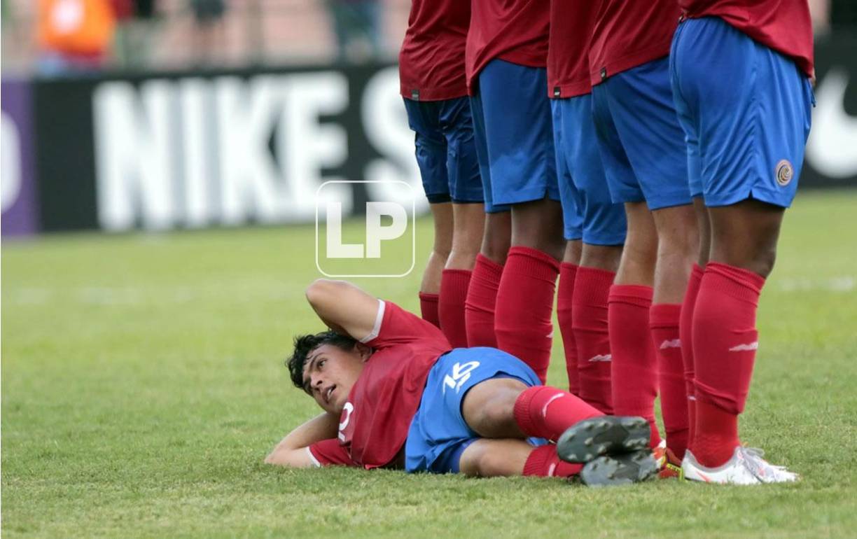 Así formaba Costa Rica la barrera en los tiros libres de Honduras.