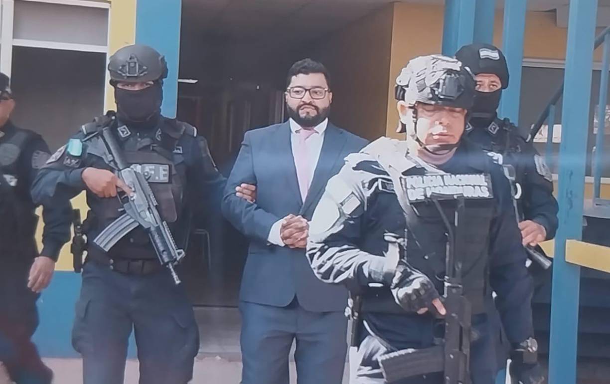 El funcionario judicial, que fue esposado de manos, vestía esta mañana con saco y corbata, además, lucía muy serio, en el momento en que los agentes lo trasladaban hacia el juzgado para la audiencia inicial, que arranco a eso de las 9:00 am. 