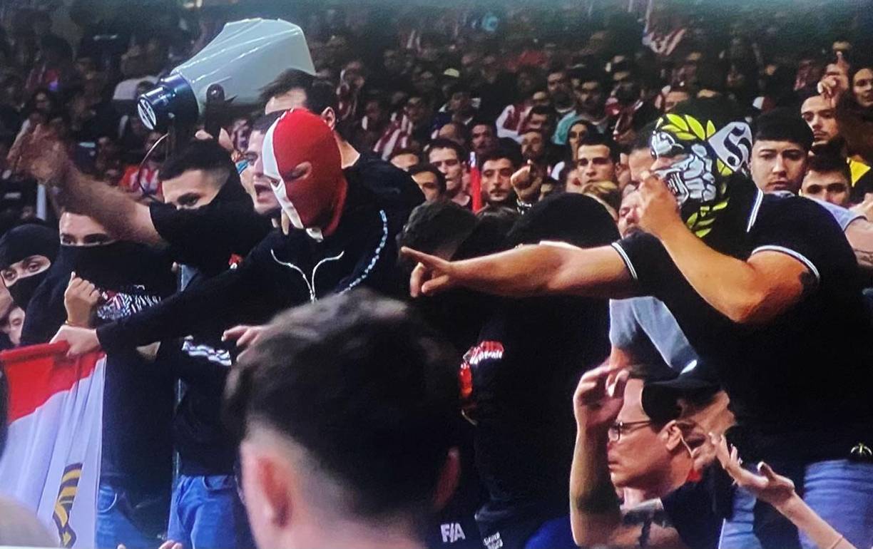 Estos aficionados encapuchados del Atlético de Madrid aparecieron encapuchados en el estadio durante el derbi ante Real Madrid.