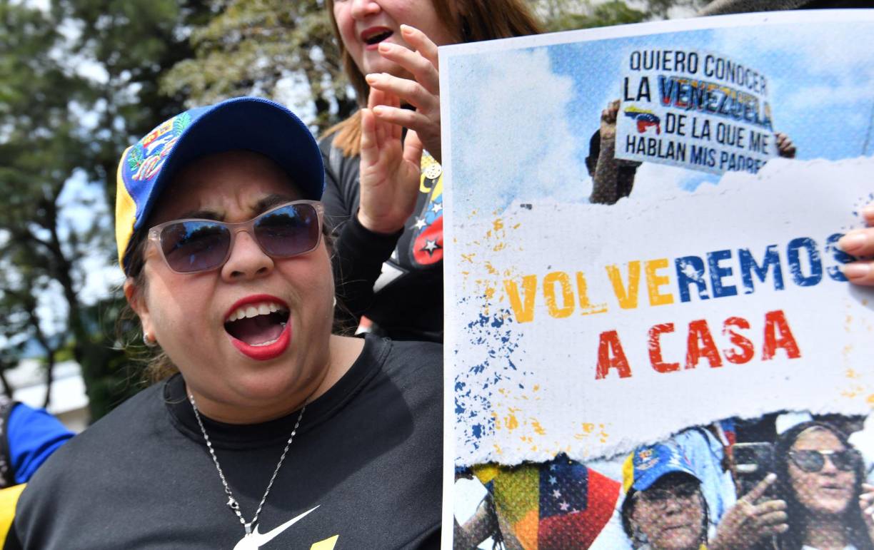 “Volveremos a casa” y “Venezuela libre” eran las frases más destacadas en los carteles que llevaban los venezolanos en una manifestación en San José, Costa Rica.
