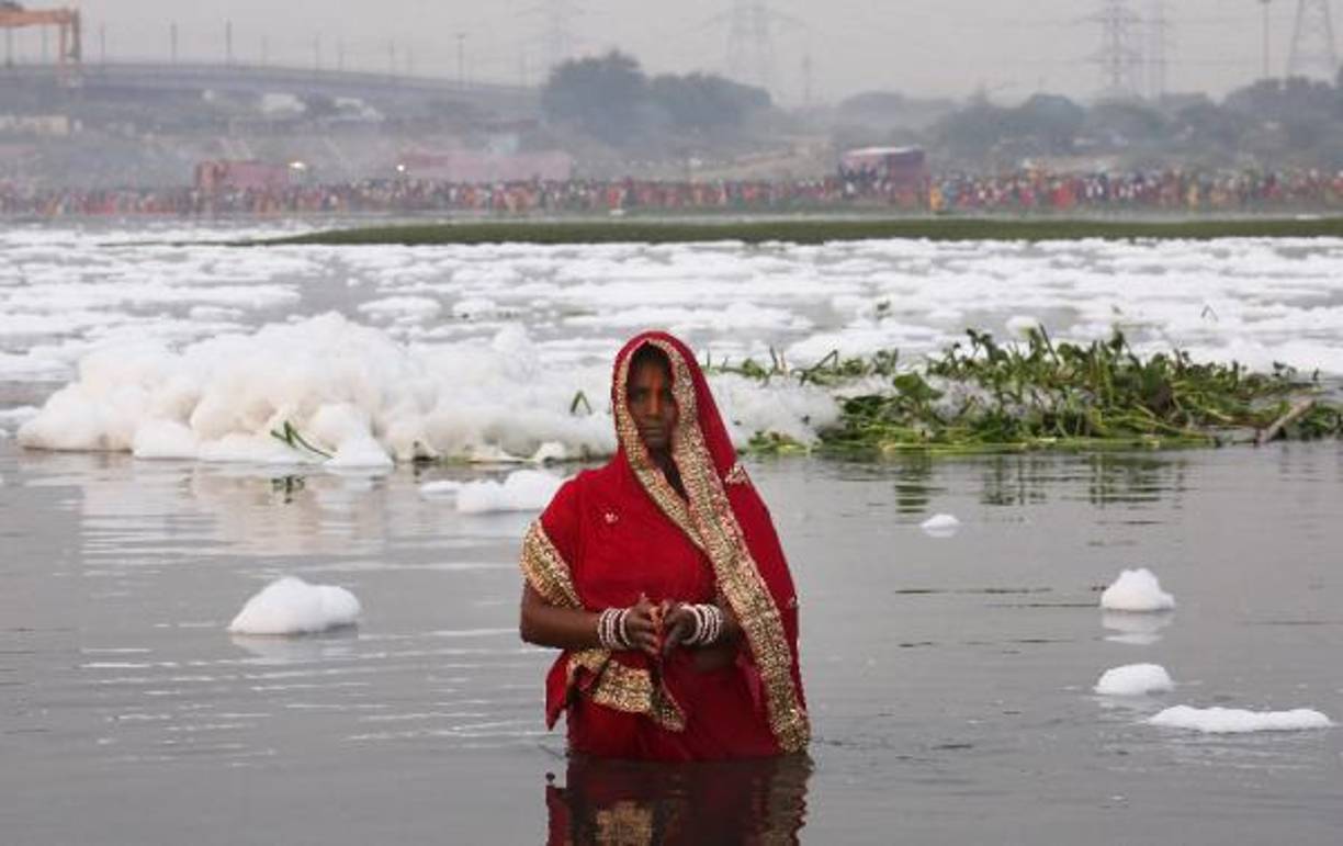 Sagrado para la cultura hindú y lugar de baño para los habitantes de algunos de los asentamientos más pobres de la capital -donde la disponibilidad de agua corriente es menor-, el Yamuna también es fundamental para los agricultores de la zona y para la industria localizada en sus vertientes, que usa su agua como fuente de energía o en sus procesos de enfriamiento.