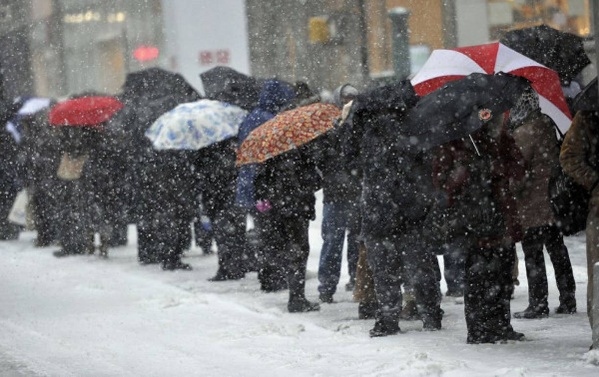 Neoyorquinos esperan abordar el bus en la Quinta Avenida de Nueva York.
