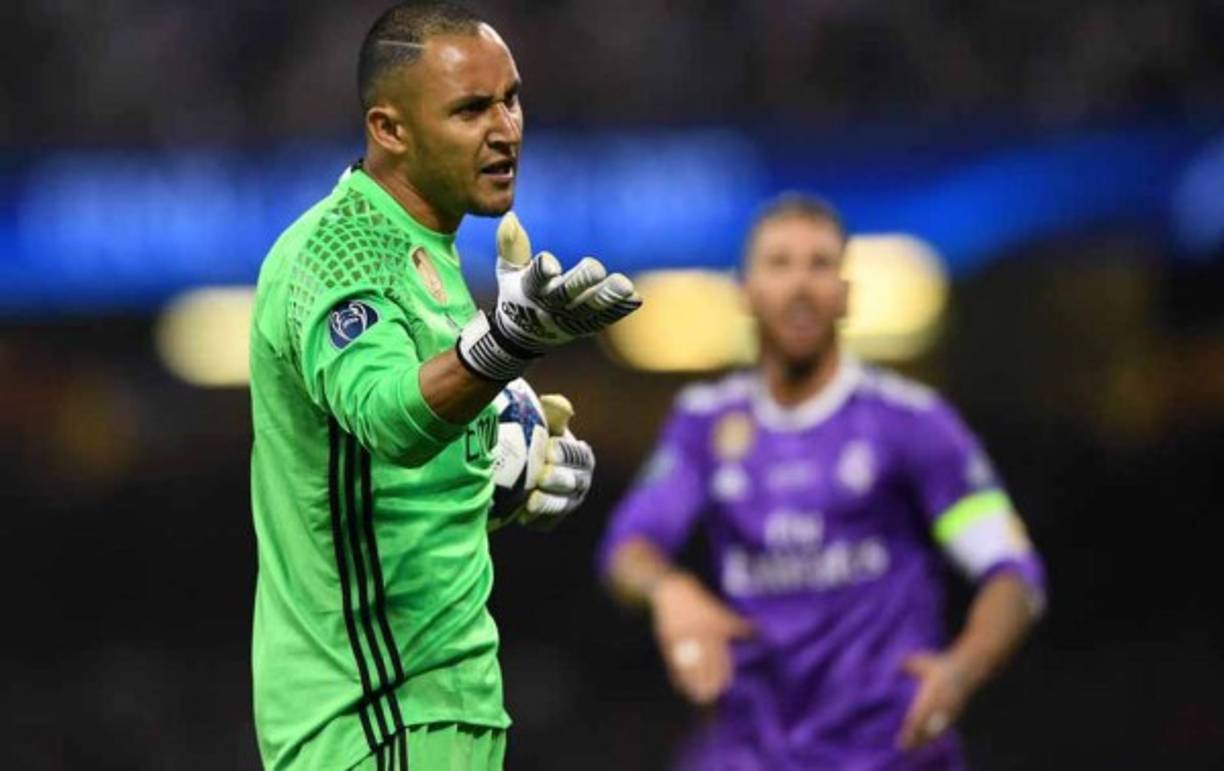 Las continuas informaciones relacionadas con la portería del Real Madrid preocupan a la plantilla. Los líderes del vestuario mantienen su confianza en Keylor Navas y así se lo han transmitido a Florentino Pérez, presidente del club, según revela el diario Marca. Los jugadores desean que Navas continúe la próxima temporada en el Real Madrid, aunque ello no significa que se opongan al fichaje de otro portero como David de Gea.
