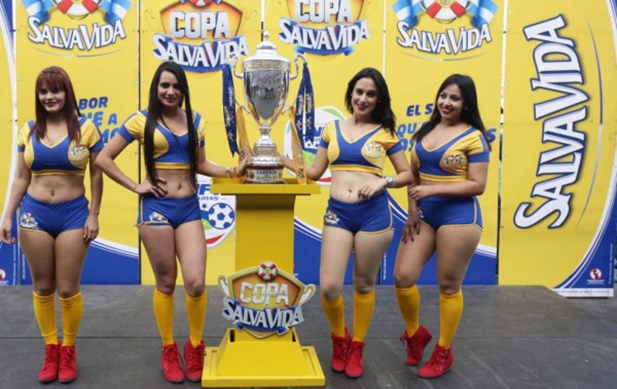 Bellas modelos junto a la Copa del Torneo Clausura 2016 de la Liga Nacional.