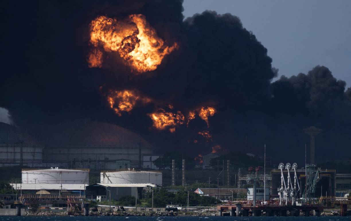 Las labores de control del incendio industrial -el mayor de su tipo registrado en la isla- se centran en la evacuación del diésel en un tercer depósito mediante camiones cisterna, en tanto un buque de cabotaje se ha incorporado a esta tarea.
