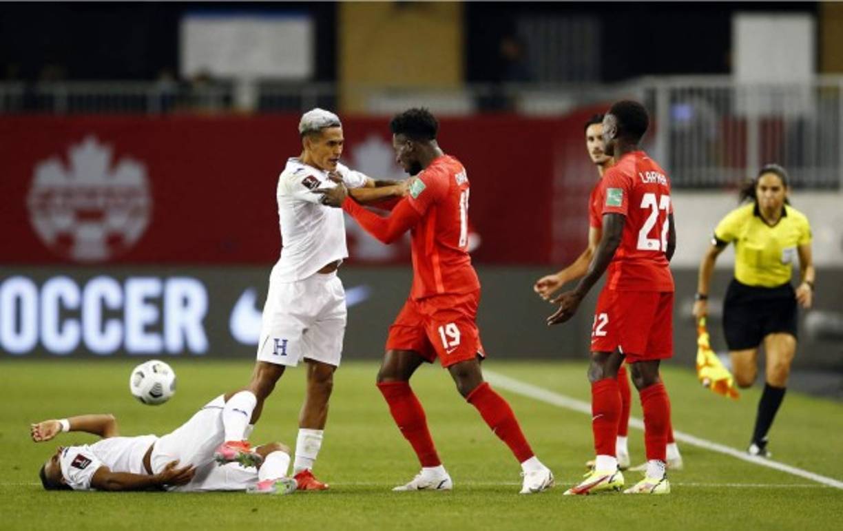Así contuvo Andy Najar a Alphonso Davies, la figura de Canadá. En la acción, Edwin Rodríguez sufrió una falta por la espalda del defensa Richie Laryea y el jugador del DC United llegó a defenderlo.