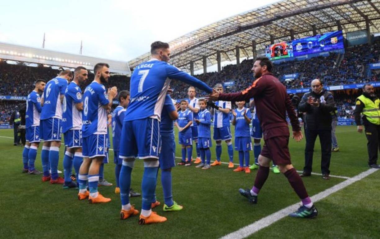 Previo al inicio del partido, el Deportivo le hizo el pasillo al Barcelona luego de que conquistaron la Copa del Rey.