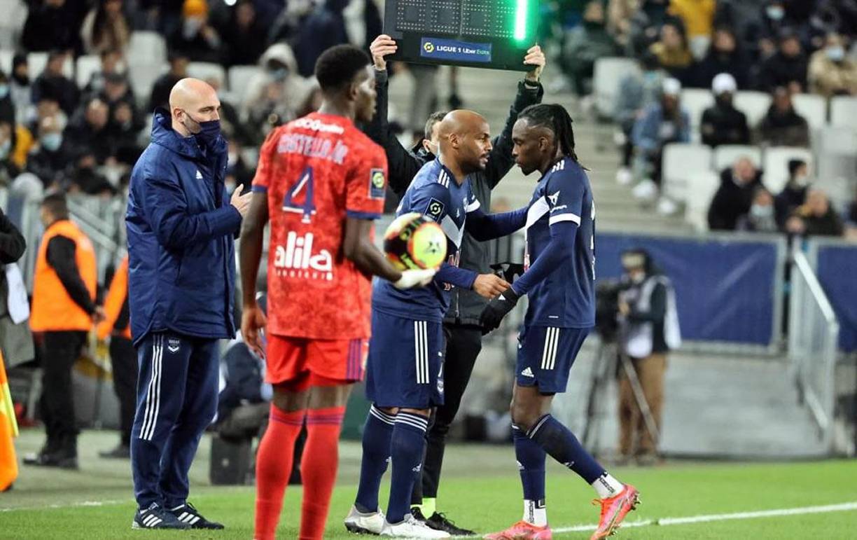 Alberth Elis salió de cambio en los últimos minutos y recibió una gran ovación de los aficionados del Burdeos.