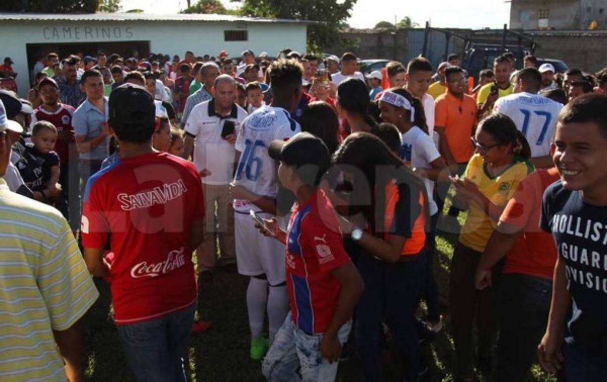 Tras la victoria de 2-0 del Olimpia ante Altamira, los aficionados se fueron a los camerinos paras buscar a los jugadores olimpistas y tener un recuerdo de ellos.
