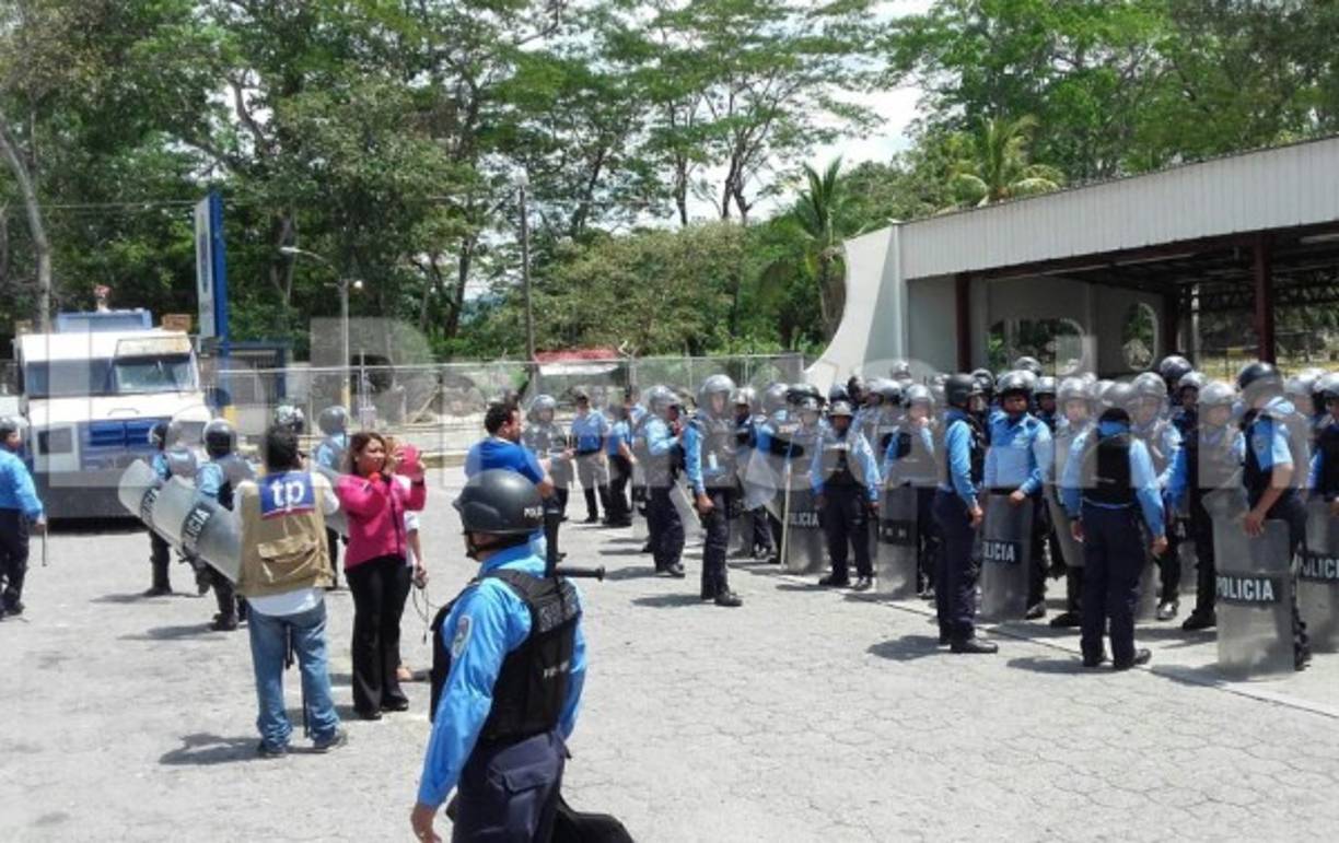 Hasta la Unah-vs llegó una juez con un contingente de policías para ejecutar el desalojo.