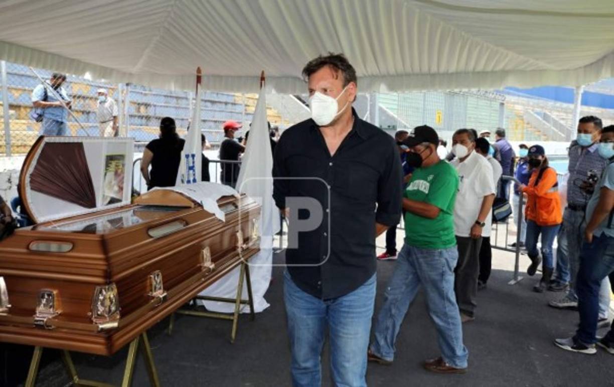 El exportero argentino Carlos Prono llegó temprano al velatorio del Maestro José de la Paz Herrera, mejor conocido como Chelato Uclés.