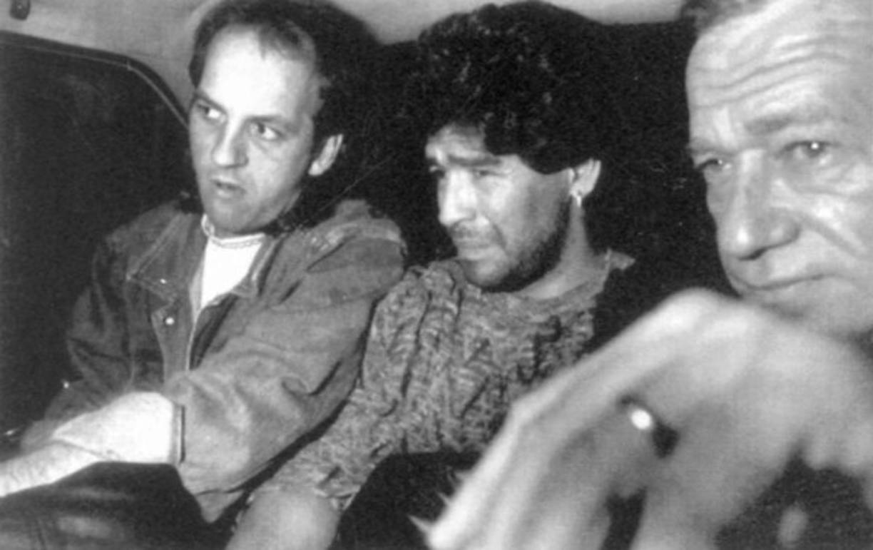 Según el diario EL PAÍS, el nombre de Maradona apareció varias veces en unas conversaciones telefónicas pinchadas por la policía con personajes ya condenados por tráfico de cocaína y prostitución. En dichas conversaciones Maradona les pide roba (el nombre en jerga que se usa para la droga) y mujeres para él y para unos amigos, Gracias a dicha investigación fueron detenidas ocho personas, y otras 12, entre ellas Maradona, acaban de ser denunciadas.<br/>