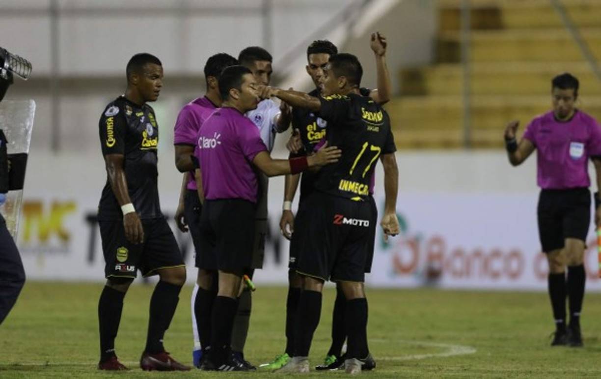 Jorge Claros y Allans Vargas le fueron a reclamar a la cuarteta arbitral ya que aseguraron sentirse perjudicados tras el empate 1-1 ante Olimpia.