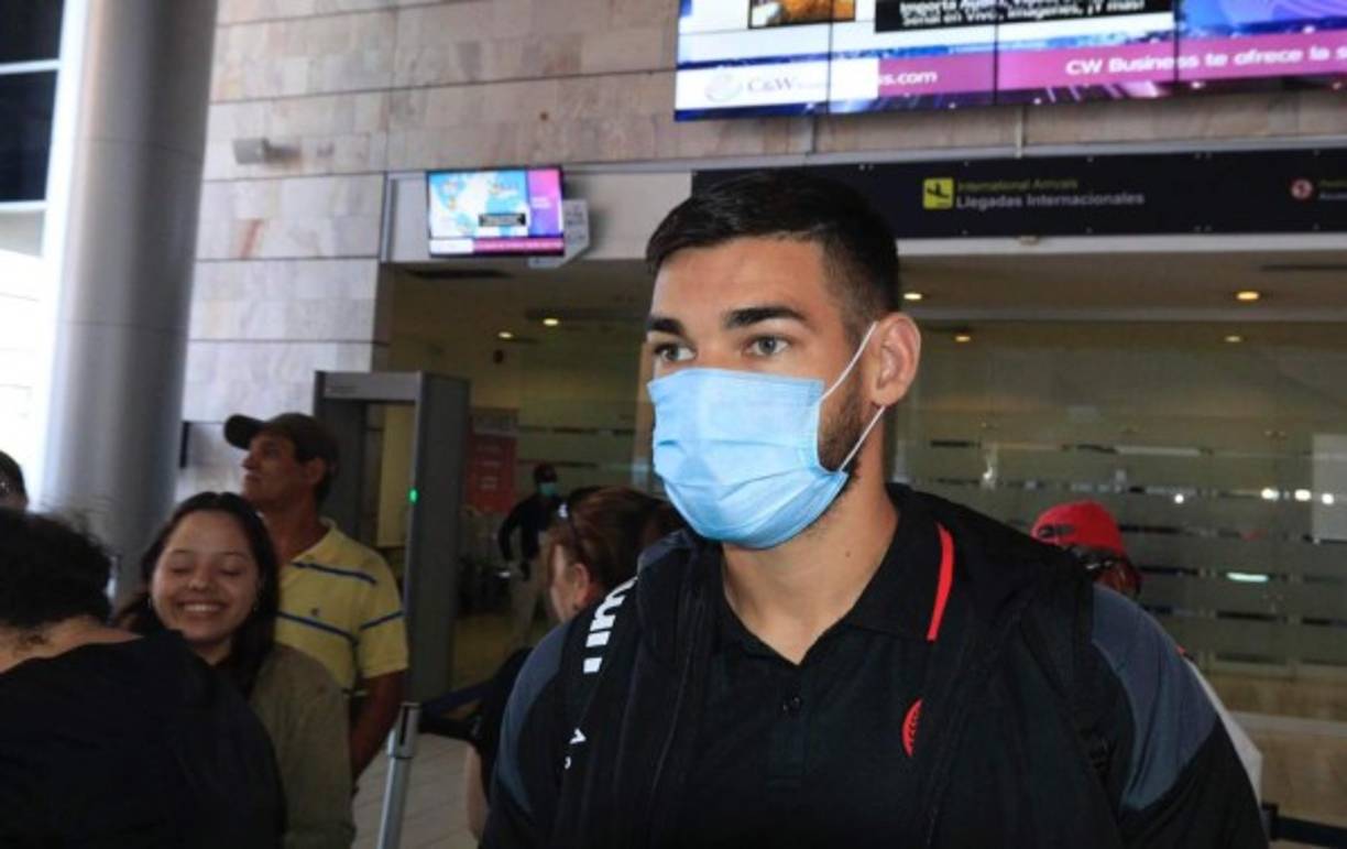 El paraguayo José Cañete protegido con mascarilla.