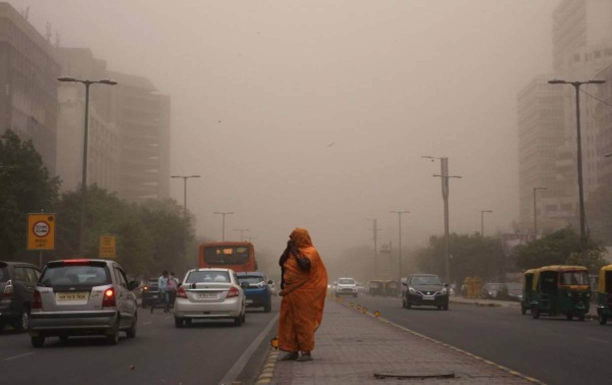 El propietario de un hotel en Alwar, en el norte de turístico Rajastán, Shivam Lohia tuvo que abandonar su automóvil en la carretera y echar a correr para salvar su vida después de ser casi arrastrado por el viento.
